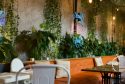 biofilia na arquitetura aplicada em restaurante moderno com plantas naturais